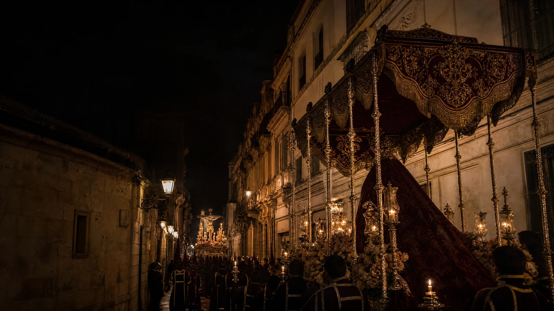 Procesión nocturna en una calle histórica española
